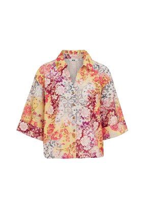 Blouse à manches courtes boutonnée avec un motif floral multicolore dans des tons jaunes, rouges, roses et blancs, dotée d'un col et d'une coupe décontractée.