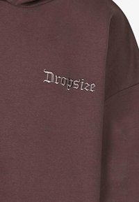 Maron sweatshirt med broderet "Dropsize" logo i en lys grå skrifttype, med blød tekstur og afslappet pasform.