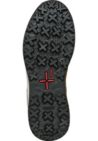 Suela de goma negra con un patrón de agarre texturizado, que presenta grandes formas de cruz y un acento rojo "GRIP". Logotipo de Geox en la parte inferior.