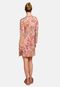 Roze jurk met een bloemenpatroon, lange mouwen, tot de knie, met levendige geborduurde bloemen en bladaccenten. Zachte textuur, casual ontwerp.
