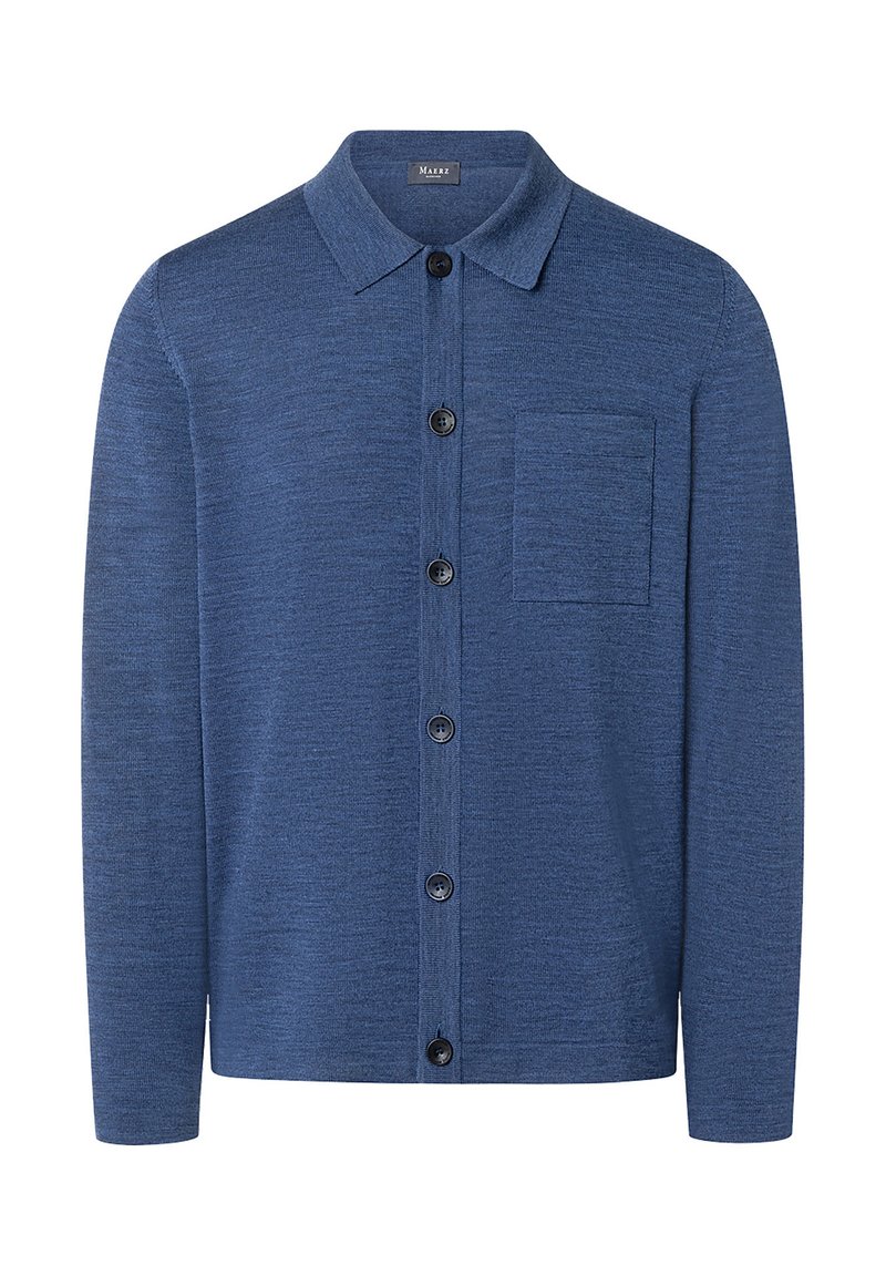 Blauer Cardigan mit langen Ärmeln, einem Kragen, vorderem Knopfverschluss und einer Brusttasche. Hergestellt aus strukturiertem Strickstoff.