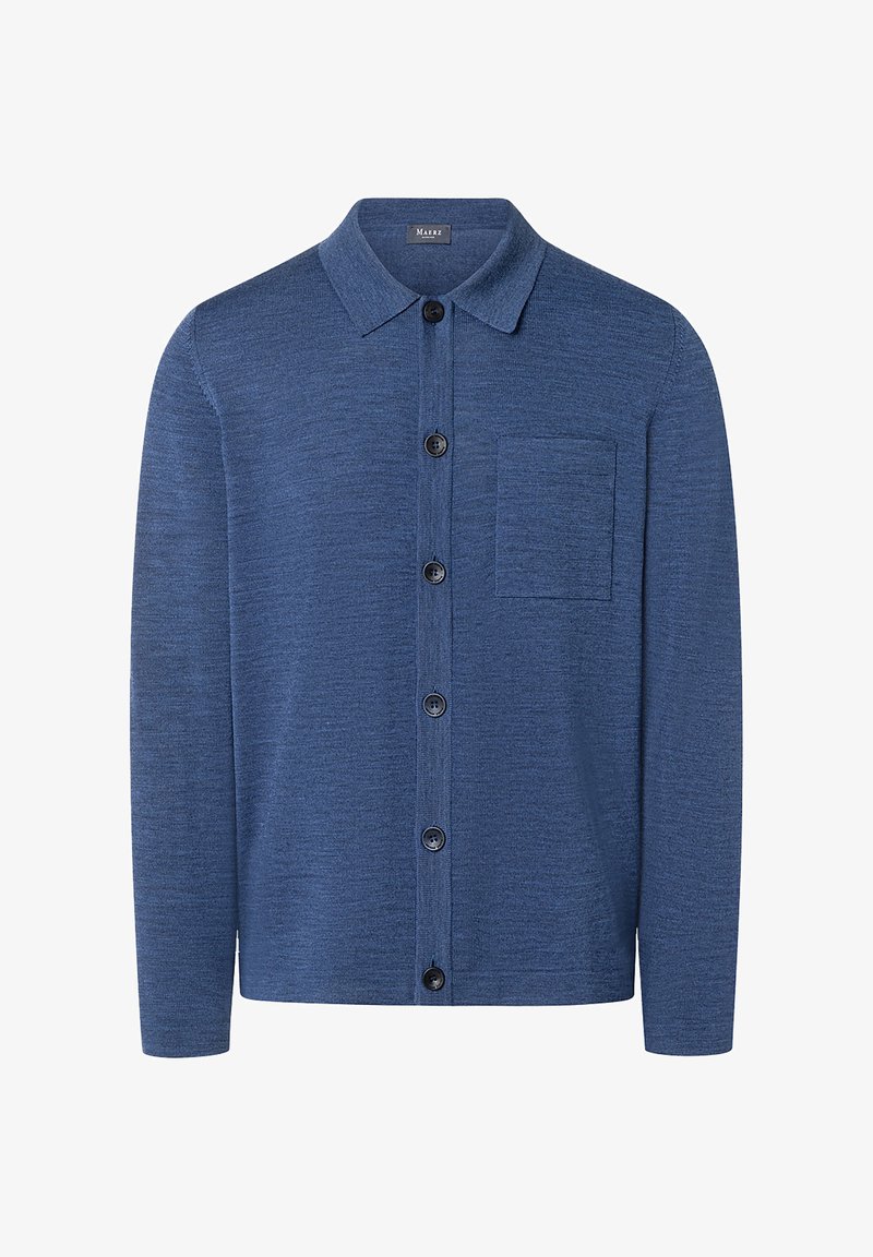 Blauer Cardigan mit langen Ärmeln, einem Kragen, vorderem Knopfverschluss und einer Brusttasche. Hergestellt aus strukturiertem Strickstoff.