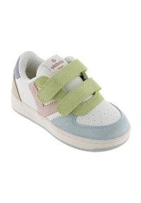 Baskets blanches avec des accents en suède vert, rose clair et bleu. Présente deux bandes Velcro vertes et un embout texturé. Logo de la marque sur la languette.