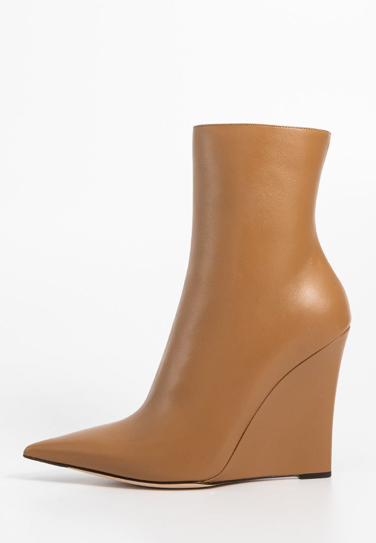 Jimmy Choo Enkellaarsjes met sleehak camel