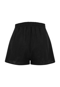 Shorts noirs taille haute avec une ceinture élastique et une coupe ample et fluide en tissu léger.