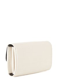 Cartera blanca con grabado de cocodrilo y textura suave, que presenta un diseño plegado y un interior negro en contraste, con múltiples ranuras para tarjetas.