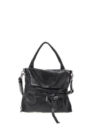 Schwarze Lederhandtasche mit oberem Griff, abnehmbarem Schulterriemen, vorderer Klappe und dekorativem Gürtel mit Metallschnalle.