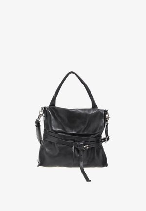 Sac à main en cuir noir avec poignée supérieure, bandoulière amovible, rabat avant et détail de ceinture décorative avec boucle en métal.