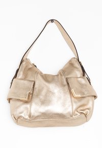 Guld metallisk lædertaske med et slaskende design, flade frontlommer og en enkelt skulderrem; har en tekstureret overflade og guld hardware-detaljer.