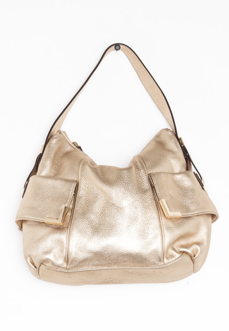 Guld metallisk lædertaske med et slaskende design, flade frontlommer og en enkelt skulderrem; har en tekstureret overflade og guld hardware-detaljer.