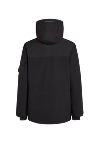 Černá voděodolná bunda s kapucí, která má obdélníkový design, elastické manžety a kapsu na suchý zip na levém rukávu.