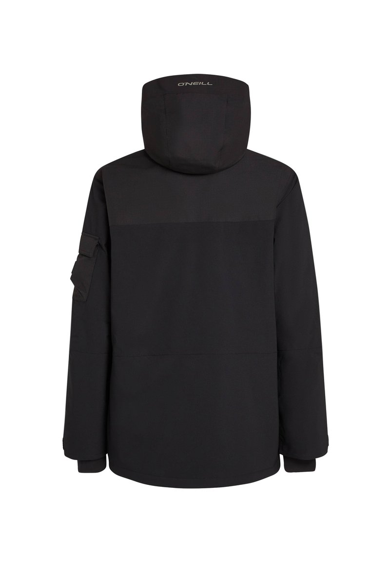 Czarna wodoodporna kurtka z kapturem, o prostokątnym kroju, z elastycznymi mankietami i kieszenią zapinaną na rzep na lewym rękawie.