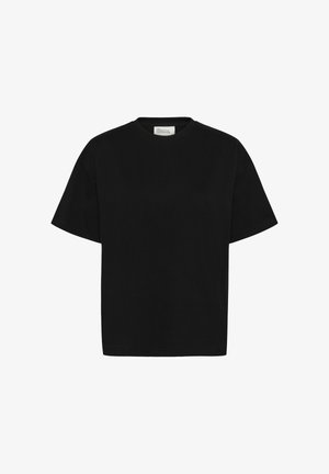 Fekete, rövid ujjú, kerek nyakú póló laza szabással és egy kis fehér címkével a gallér belsejében.