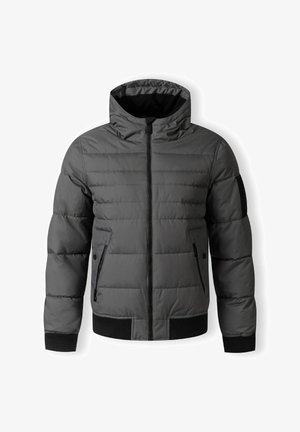 Giubbotto imbottito grigio con zip frontale, cappuccio e polsini a coste. Dotato di due tasche laterali e un accento nero sulla manica sinistra.