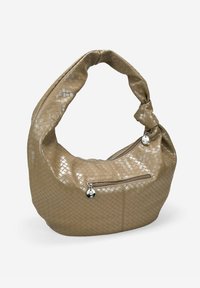 Bolso de mano de cuero trenzado beige con un asa anudada, que presenta un bolsillo con cremallera en la parte frontal y detalles en plata brillante. Textura suave.