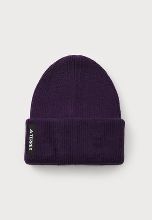 Lilla strikket lue med ribbet tekstur, som har en brettet mansjett og et svart merkebånd med hvit tekst. Enkel, allsidig design.