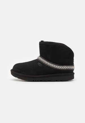 UGG CLASSIC MINI CRESCENT UNISEX - Klassikalised poolsaapad - black