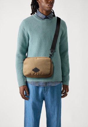 FM3731.000.A0700A - Schoudertas - butternut/black