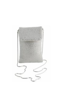 Strieborná crossbody taška pokrytá krištáľmi, s prehnutým klapom, zipsom a tenkým kovovým reťazom.