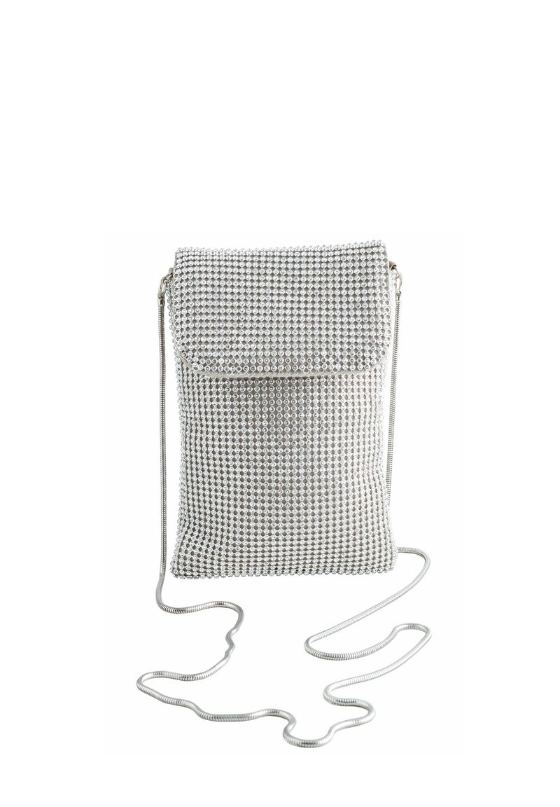 Strieborná crossbody taška pokrytá krištáľmi, s prehnutým klapom, zipsom a tenkým kovovým reťazom.