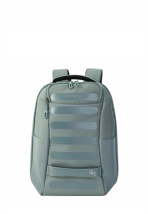 Sac à dos Hedgren gris clair avec bretelles rembourrées, poche avant zippée, poches latérales en mesh et bandes réfléchissantes horizontales.