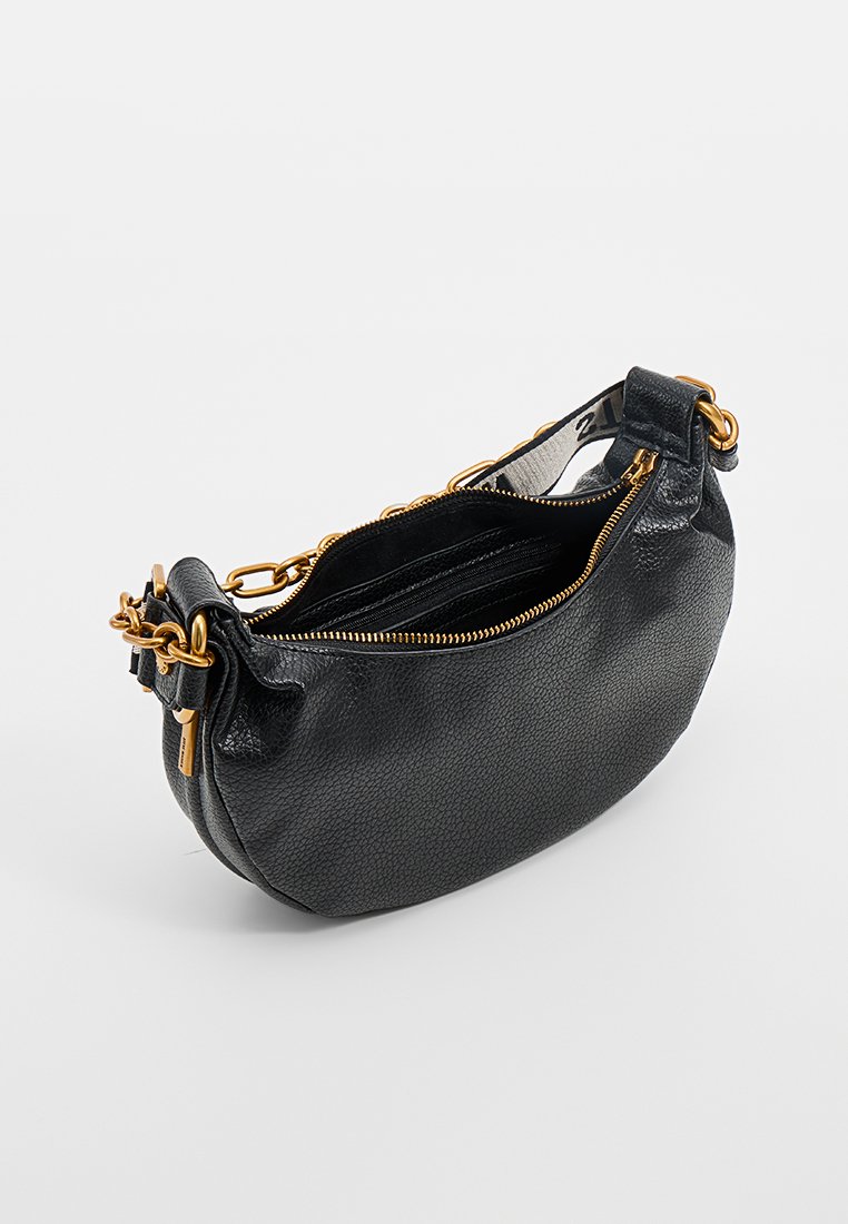 Bolso de mano de cuero negro con superficie texturizada, forma curva, herrajes en tono dorado y cierre de cremallera. El interior cuenta con múltiples bolsillos.