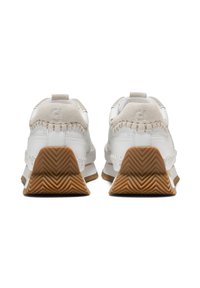 Vita lädersneakers med mockadetaljer, med en texturerad brun gummisula och detaljerad sömnad bak.