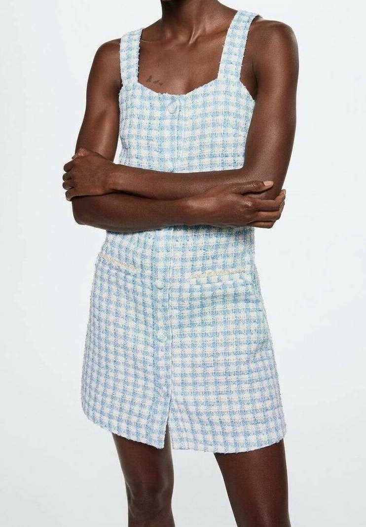 Světle modré a bílé kostkované šaty se čtvercovým výstřihem, silnými ramínky a dvěma předními kapsami, vyrobené z texturované látky.