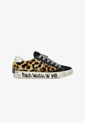 Sneaker low-top con stampa leopardata, punta e linguetta nere, lacci a scacchi, borchie argento e scritta "FIRE WALK W ME" su suola bianca consumata.