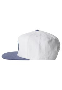 Gorra de béisbol blanca con visera azul, con un emblema bordado en la parte frontal. Hecha de algodón con un diseño estructurado.