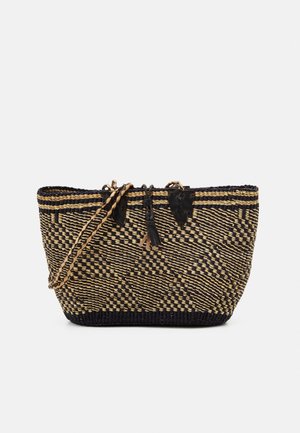 Vævet sort og beige stråtaske med geometriske mønstre, flettede håndtag og læderkvaster.