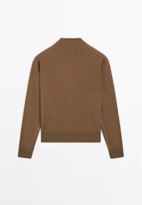Maglione marrone a maglia con maniche lunghe, scollo alto e orlo a costine. Texture liscia, design minimal e senza motivi o accessori visibili.