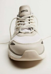 Baskets beiges en mesh et cuir, avec un bout arrondi, des lacets, et un logo sur la languette. Accents gris clair sur la semelle.