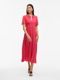 Roosa ja fuksiaroosa triibuline midi kleit, millel on nappide ees, lühikesed varrukad ja pehme, voolav kangas. Kanda mustade sandaalidega.