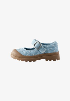 Pantofii Mary Jane din denim albastru cu cataramă, talpă din cauciuc maro, partea superioară texturată și detalii cu model pe țesătură.