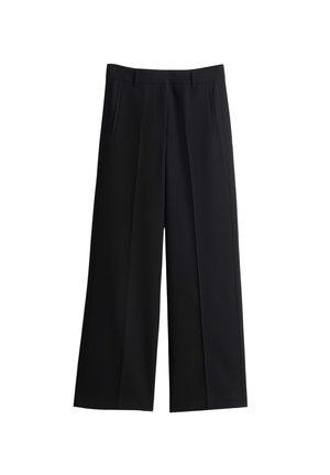 Zwarte wijde broek van soepel stof. Kenmerken zijn onder meer een geplooide voorkant en zijzakken. Tailored ontwerp met een gepolijste afwerking.