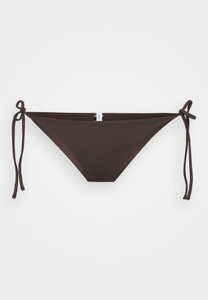 Rjav bikini spodnji del z minimalističnim dizajnom, ki ima nastavljive vezi na obeh straneh ter gladko, teksturirano blago.