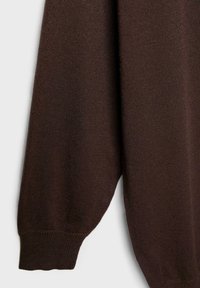 Pull en maille marron à manches longues, poignets côtelés et texture douce, présentant un design simple et une couleur unie.