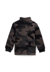 Pullover in pile camouflage nero e grigio con colletto alto e maniche lunghe; presenta una superficie morbida e texturizzata e polsini a coste.