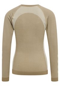 Langærmet top i lys beige strik med ribbet tekstur og mønstrede skulderindsatser. Rund hals og tætsiddende design med ribbede manchetter.