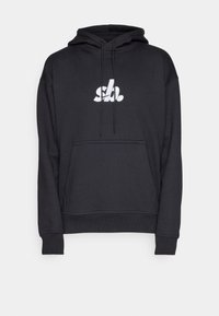 Czarna bluza z kapturem wykonana z materiału polarowego. Posiada przednią kieszeń oraz białe logo na piersi. Zawiera regulowane sznurki.