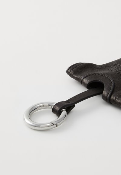 Svart läder nyckelringhållare med en cirkulär ring i silvermetall och en texturerad yta. Har en utskärning för enkel åtkomst.