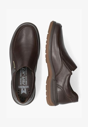 Chaussures slip-on en cuir marron avec une finition lisse, un bout arrondi et une semelle en caoutchouc texturée. Présente des coutures discrètes et des trous de ventilation.