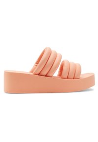 Perziken kleur platform slide sandaal met drie dikke, ronde kruissbanden. Gemaakt van zacht, gewatteerd materiaal met een gladde textuur.