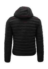 Giacca a vento nera con cappuccio, caratterizzata da una texture trapuntata, maniche lunghe e una silhouette aderente. Adatta per il clima freddo.