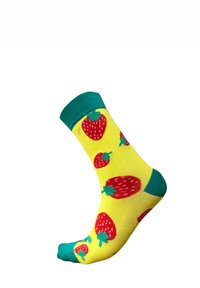 Gule bomuldssokker med grønne detaljer og røde jordbærmønstre. Designet inkluderer små detaljer som hvide frø på jordbærrene.