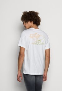 Nike Sportswear RIFF GRAPHIC TEE - T-shirt estampada - white