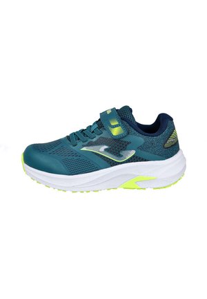 Zapatilla de correr en color teal con tejido de malla, puntera reforzada y acentos reflectantes. Cuenta con una entresuela blanca y suela amarilla brillante para mayor tracción.