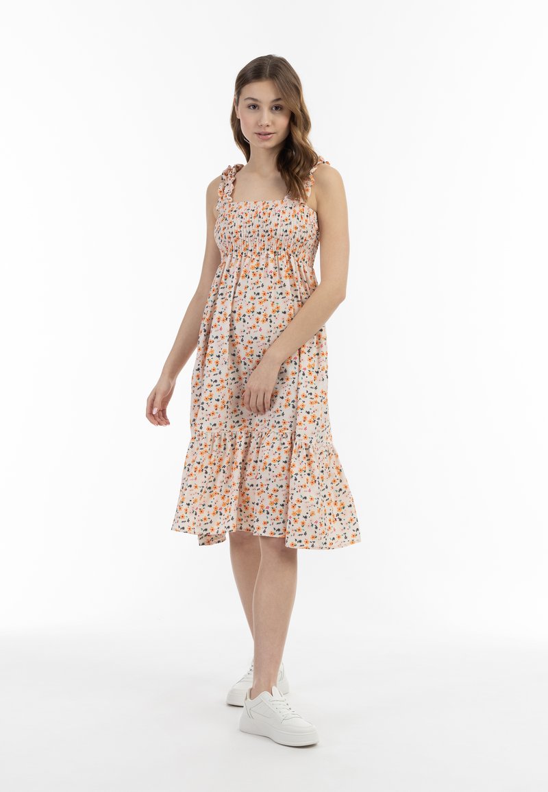Rochie de vară cu imprimeu floral, cu bust smockat, bretele cu volane și tiv evazat. Prezintă flori portocalii și albaștri pe un fundal deschis.