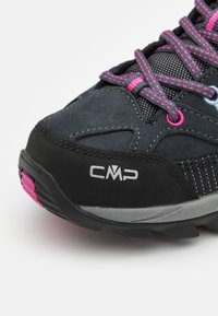 Svarta vandringsskor med rosa detaljer, ovandel i mocka och mesh, förstärkt tå, CMP-logotyp och grov sula designad för bra grepp.